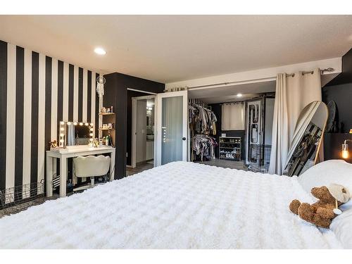 2166 Hatcher Drive Ne, Medicine Hat, AB - Indoor Photo Showing Bedroom