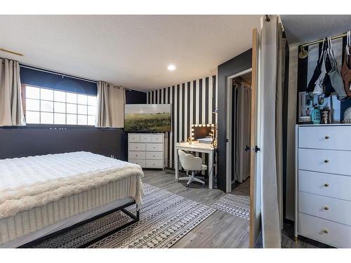 2166 Hatcher Drive Ne, Medicine Hat, AB - Indoor Photo Showing Bedroom