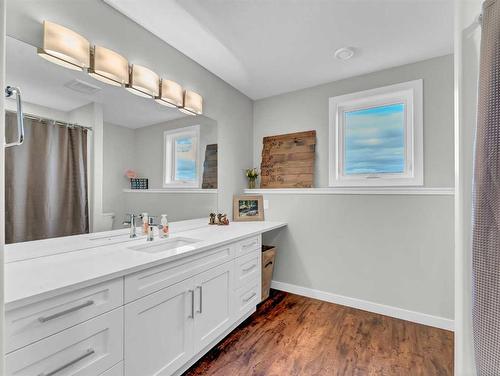 11016 Range Road 34, Rural Cypress County, AB - Indoor Photo Showing Bathroom