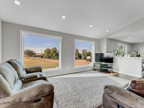 11016 Range Road 34, Rural Cypress County, AB - Indoor Photo Showing Living Room