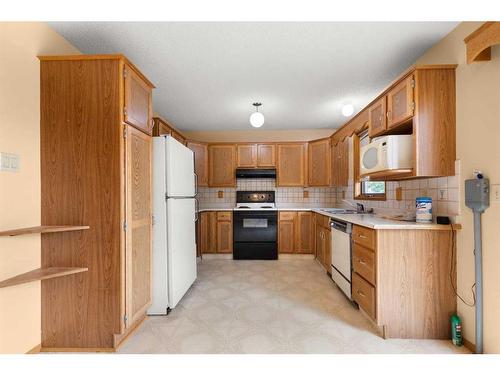 42 Rundle Crescent Se, Medicine Hat, AB - Indoor Photo Showing Kitchen