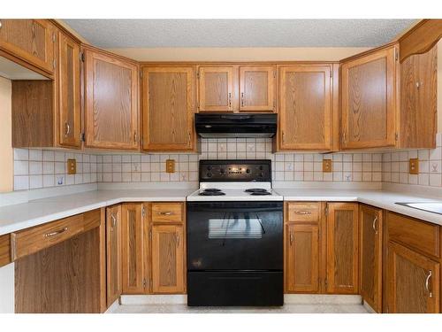 42 Rundle Crescent Se, Medicine Hat, AB - Indoor Photo Showing Kitchen