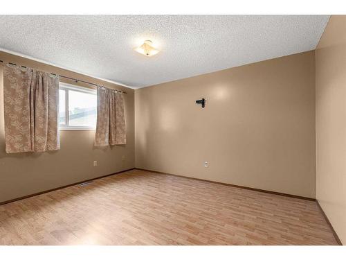 42 Rundle Crescent Se, Medicine Hat, AB - Indoor Photo Showing Other Room