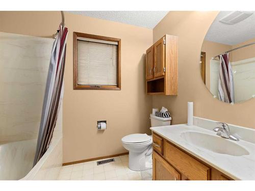 42 Rundle Crescent Se, Medicine Hat, AB - Indoor Photo Showing Bathroom