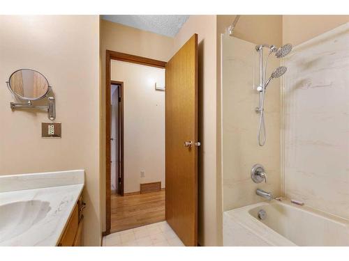 42 Rundle Crescent Se, Medicine Hat, AB - Indoor Photo Showing Bathroom