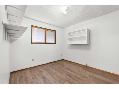 42 Rundle Crescent Se, Medicine Hat, AB - Indoor Photo Showing Other Room