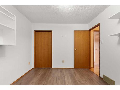 42 Rundle Crescent Se, Medicine Hat, AB - Indoor Photo Showing Other Room