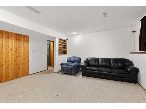 42 Rundle Crescent Se, Medicine Hat, AB - Indoor Photo Showing Living Room