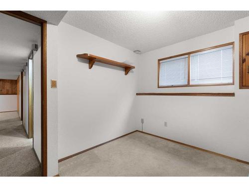 42 Rundle Crescent Se, Medicine Hat, AB - Indoor Photo Showing Other Room