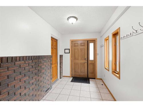 42 Rundle Crescent Se, Medicine Hat, AB - Indoor Photo Showing Other Room