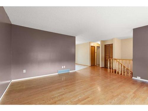 42 Rundle Crescent Se, Medicine Hat, AB - Indoor Photo Showing Other Room