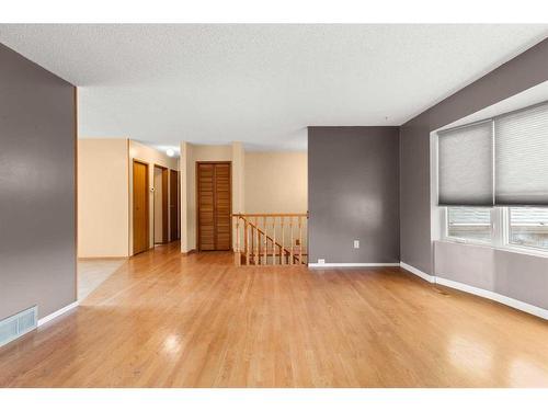 42 Rundle Crescent Se, Medicine Hat, AB - Indoor Photo Showing Other Room