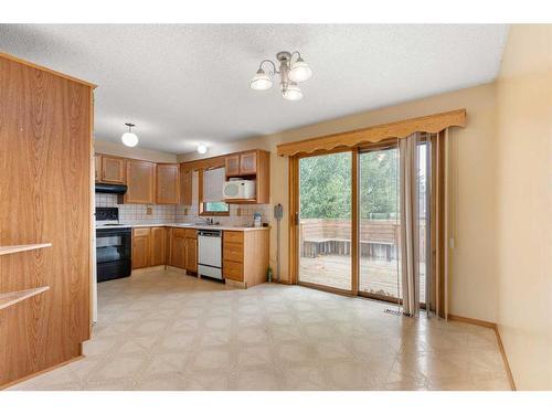 42 Rundle Crescent Se, Medicine Hat, AB - Indoor Photo Showing Kitchen