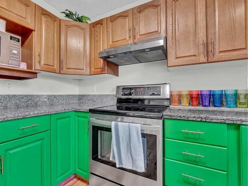 24 Hayward Close Ne, Medicine Hat, AB - Indoor Photo Showing Kitchen