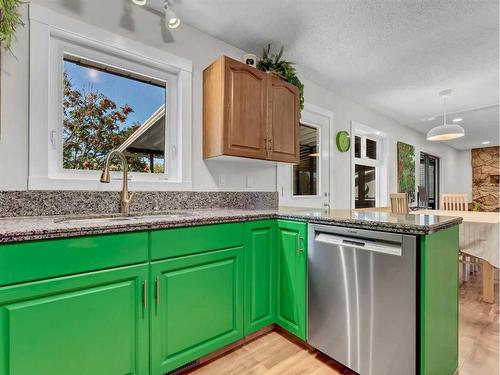 24 Hayward Close Ne, Medicine Hat, AB - Indoor Photo Showing Kitchen