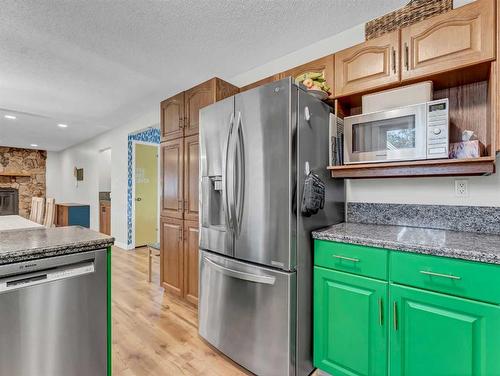 24 Hayward Close Ne, Medicine Hat, AB - Indoor Photo Showing Kitchen With Stainless Steel Kitchen