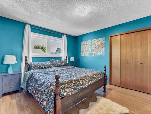 24 Hayward Close Ne, Medicine Hat, AB - Indoor Photo Showing Bedroom