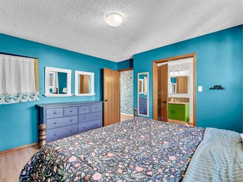 24 Hayward Close Ne, Medicine Hat, AB - Indoor Photo Showing Bedroom