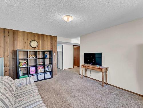 24 Hayward Close Ne, Medicine Hat, AB - Indoor Photo Showing Other Room