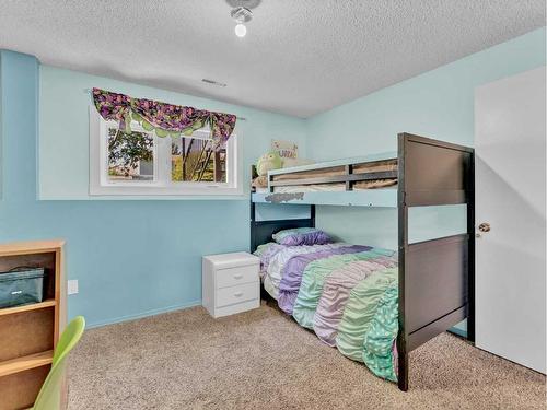 24 Hayward Close Ne, Medicine Hat, AB - Indoor Photo Showing Bedroom