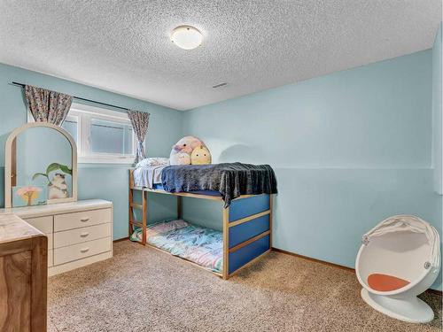 24 Hayward Close Ne, Medicine Hat, AB - Indoor Photo Showing Bedroom