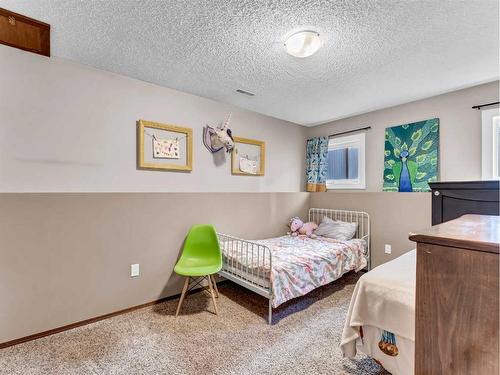 24 Hayward Close Ne, Medicine Hat, AB - Indoor Photo Showing Bedroom