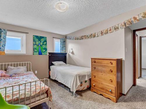 24 Hayward Close Ne, Medicine Hat, AB - Indoor Photo Showing Bedroom