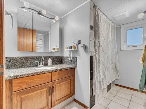 24 Hayward Close Ne, Medicine Hat, AB - Indoor Photo Showing Bathroom