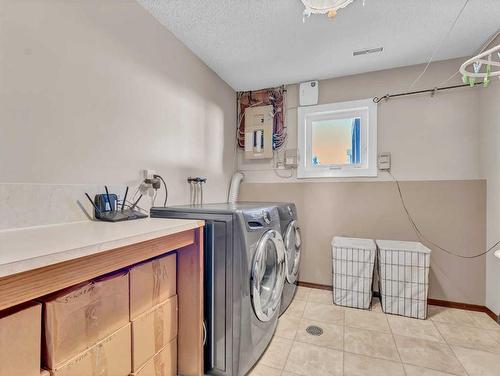 24 Hayward Close Ne, Medicine Hat, AB - Indoor Photo Showing Laundry Room