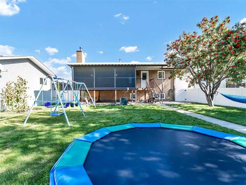 24 Hayward Close Ne, Medicine Hat, AB - Outdoor With Backyard