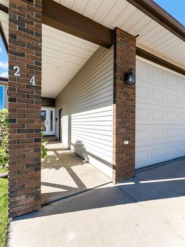 24 Hayward Close Ne, Medicine Hat, AB - Outdoor With Exterior