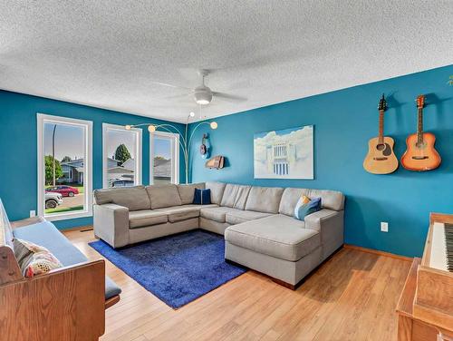 24 Hayward Close Ne, Medicine Hat, AB - Indoor Photo Showing Living Room