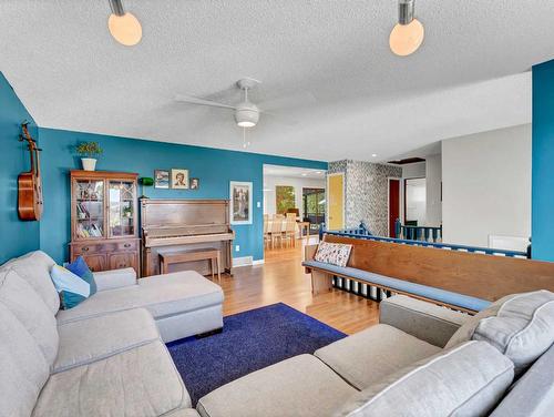 24 Hayward Close Ne, Medicine Hat, AB - Indoor Photo Showing Living Room