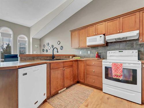 16 Terrace Road Ne, Medicine Hat, AB - Indoor Photo Showing Kitchen