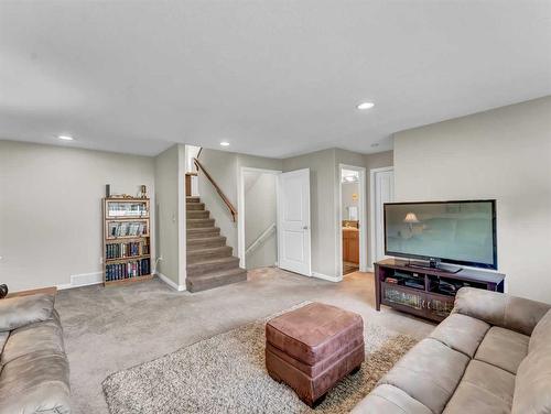 16 Terrace Road Ne, Medicine Hat, AB - Indoor Photo Showing Living Room