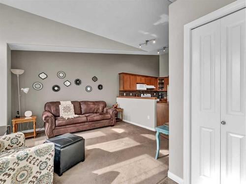 16 Terrace Road Ne, Medicine Hat, AB - Indoor Photo Showing Living Room