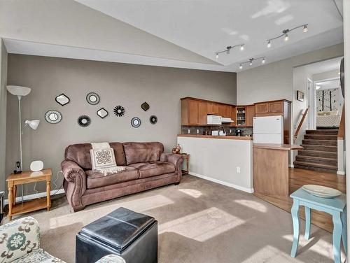 16 Terrace Road Ne, Medicine Hat, AB - Indoor Photo Showing Living Room