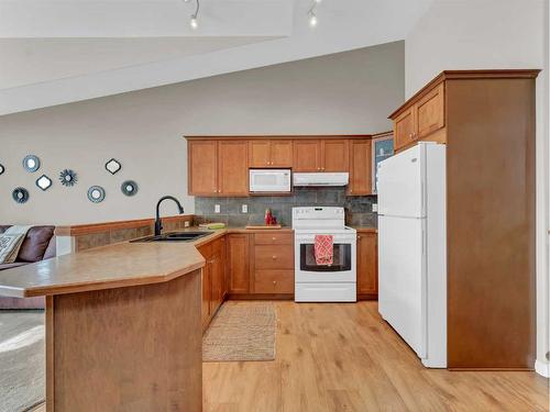 16 Terrace Road Ne, Medicine Hat, AB - Indoor Photo Showing Kitchen