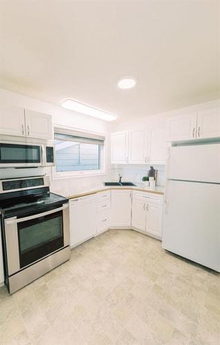 4601 55 Street, Stettler, AB - Indoor Photo Showing Kitchen