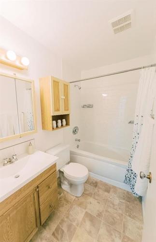 4601 55 Street, Stettler, AB - Indoor Photo Showing Bathroom