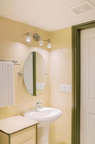 4601 55 Street, Stettler, AB - Indoor Photo Showing Bathroom