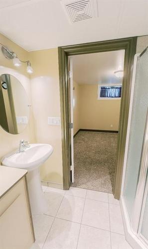 4601 55 Street, Stettler, AB - Indoor Photo Showing Bathroom