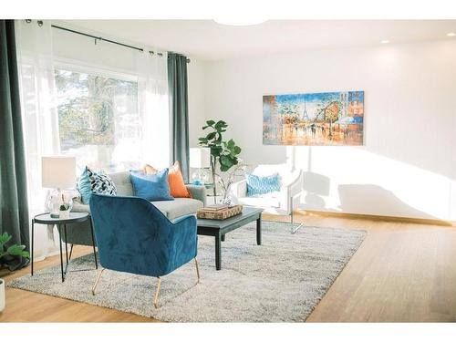 4601 55 Street, Stettler, AB - Indoor Photo Showing Living Room