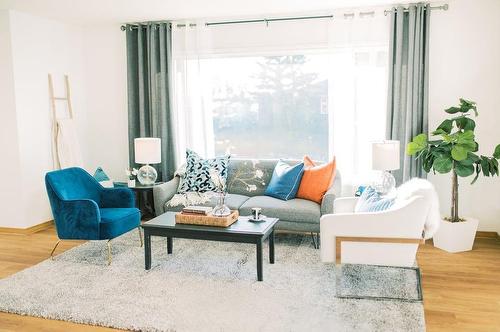 4601 55 Street, Stettler, AB - Indoor Photo Showing Living Room