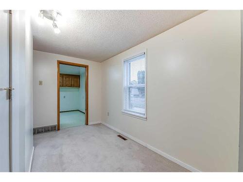 1001 Yuill Street Se, Medicine Hat, AB - Indoor Photo Showing Other Room