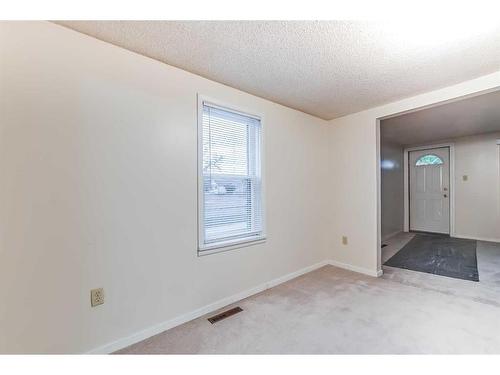 1001 Yuill Street Se, Medicine Hat, AB - Indoor Photo Showing Other Room