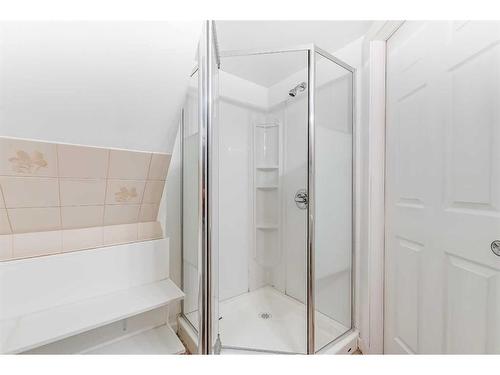 1001 Yuill Street Se, Medicine Hat, AB - Indoor Photo Showing Bathroom