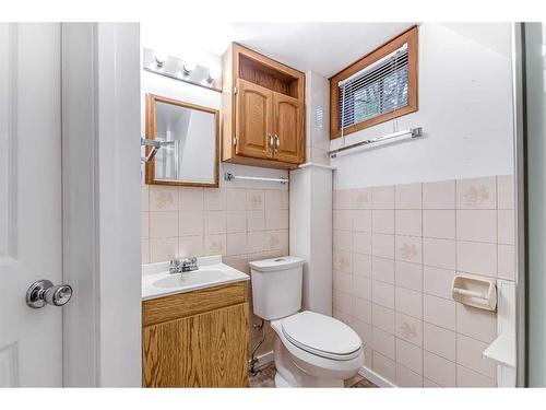 1001 Yuill Street Se, Medicine Hat, AB - Indoor Photo Showing Bathroom