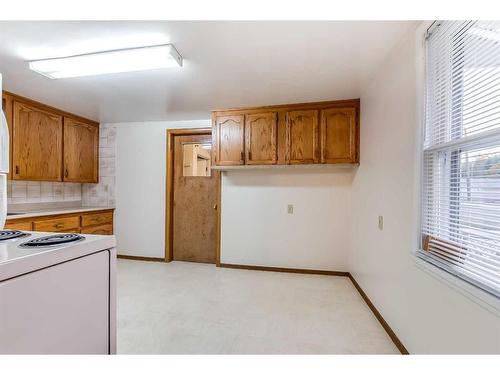 1001 Yuill Street Se, Medicine Hat, AB - Indoor Photo Showing Kitchen