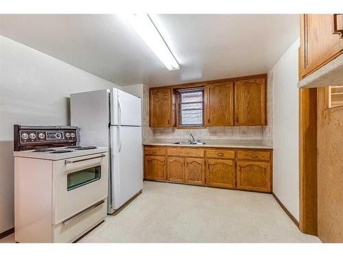 1001 Yuill Street Se, Medicine Hat, AB - Indoor Photo Showing Kitchen With Double Sink